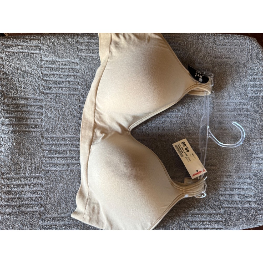 Bali Comfort Revolution Wireless Bra Nude Beige 
Size 42C NEW
Nwt no underwire